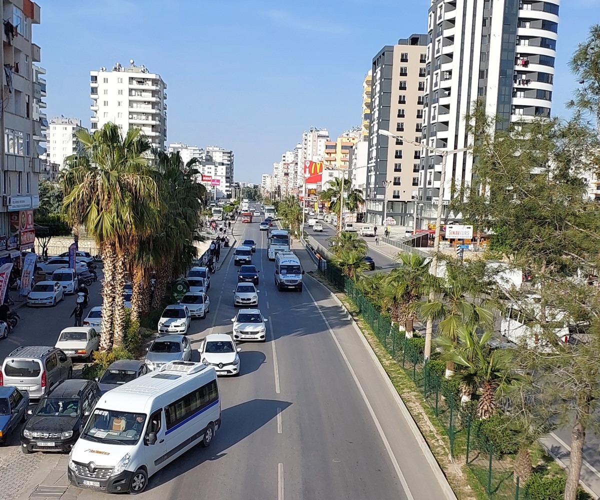 Середина апреля. Даже машин ещё не много.