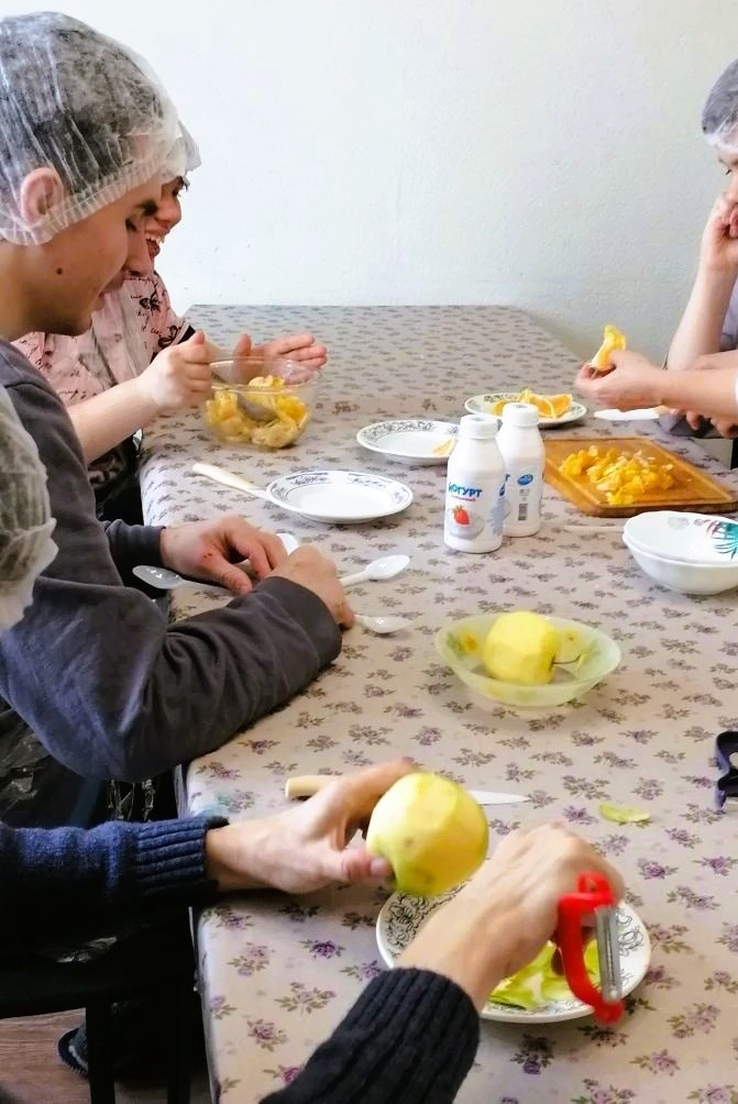 Фото автора с того самого занятия. Серафим в перерыве ещё и ложечки раскладывал по кругу 