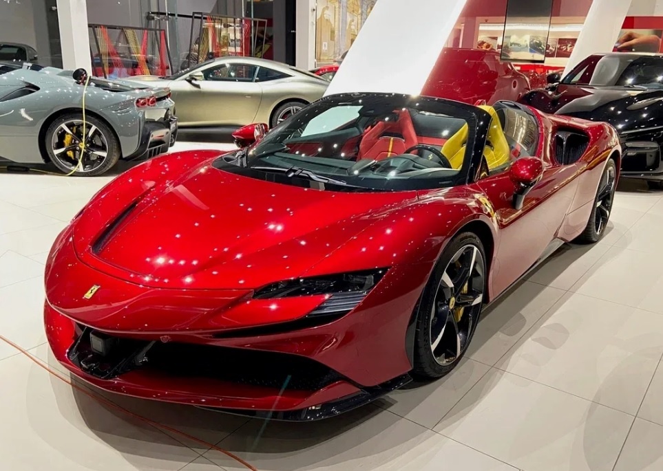 А это для примера: Ferrari — создатели, которой зачем-то мучаются с фигурными элементами кузова.