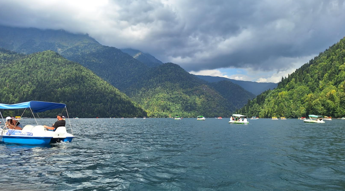 Озеро Рица - это первое, о чем я вспоминаю в Абхазии. А вы?