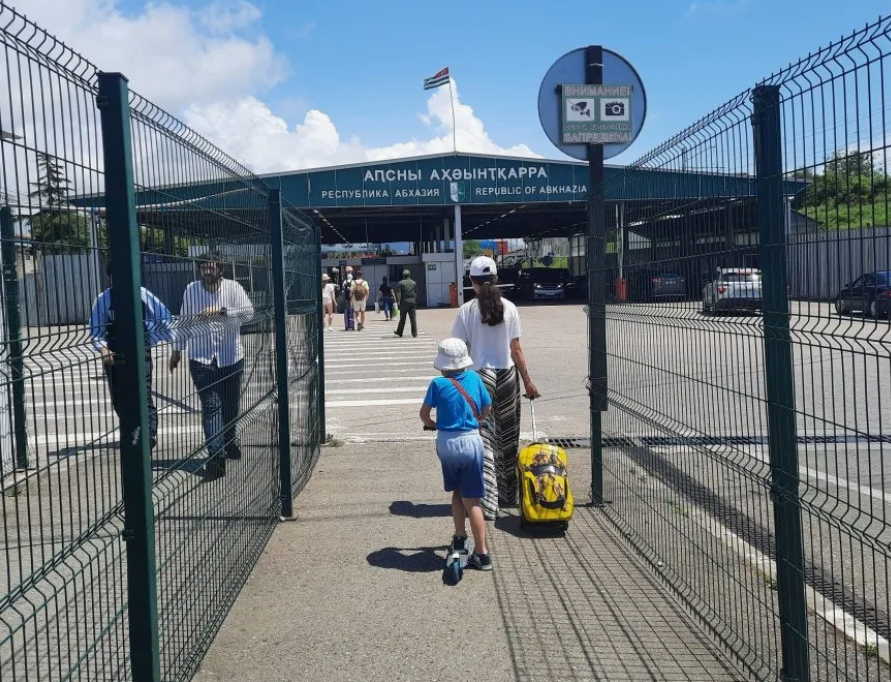 Раннее утро - идеальное время для прохождения границы. Фото - открытые источники