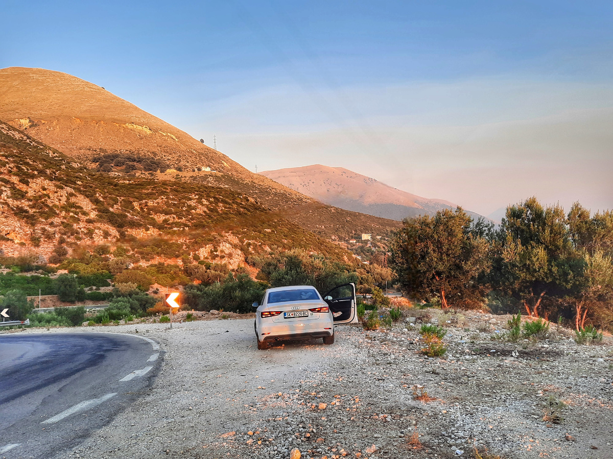 Дорога шла вдоль побережья 