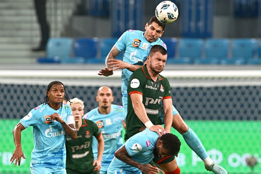    В матче первого круга "Зенит", игравший на своем поле, был сильнее - 2:0. Забитыми мячами отличились бразилец Педро и Андрей Мостовой. / РИА Новости