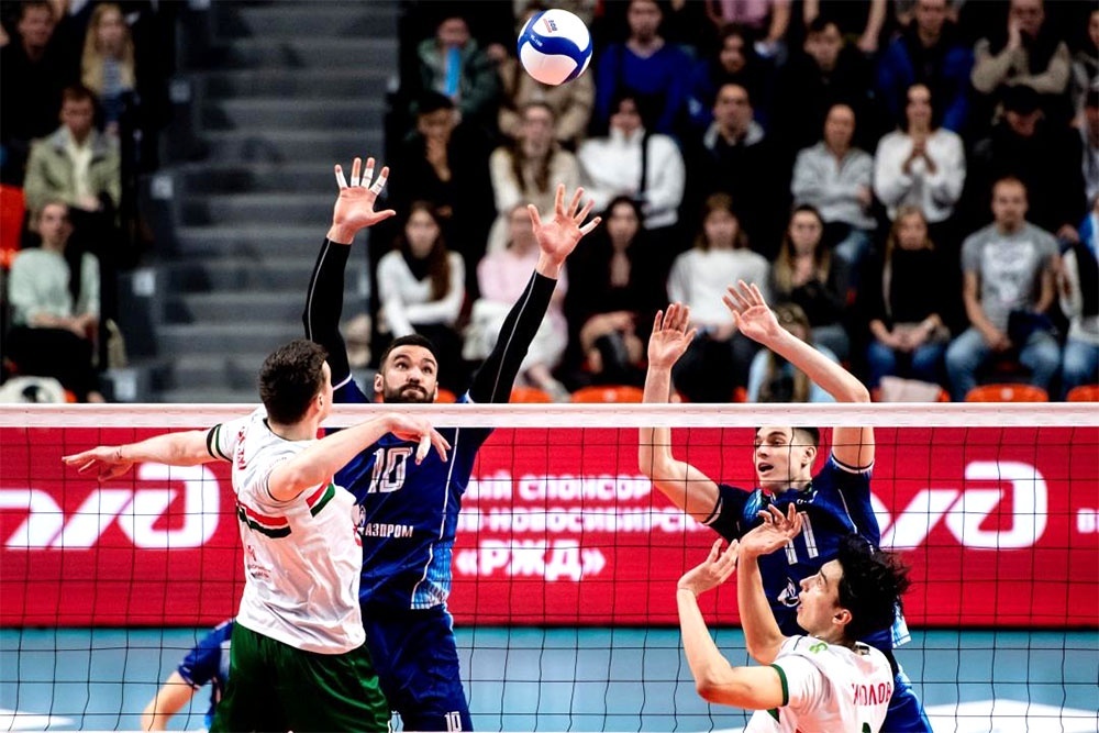    Игроки новосибирского "Локомотива" (в светлой форме) чувствовали себя в Санкт-Петербурге как дома. / Пресс-служба ВФВ