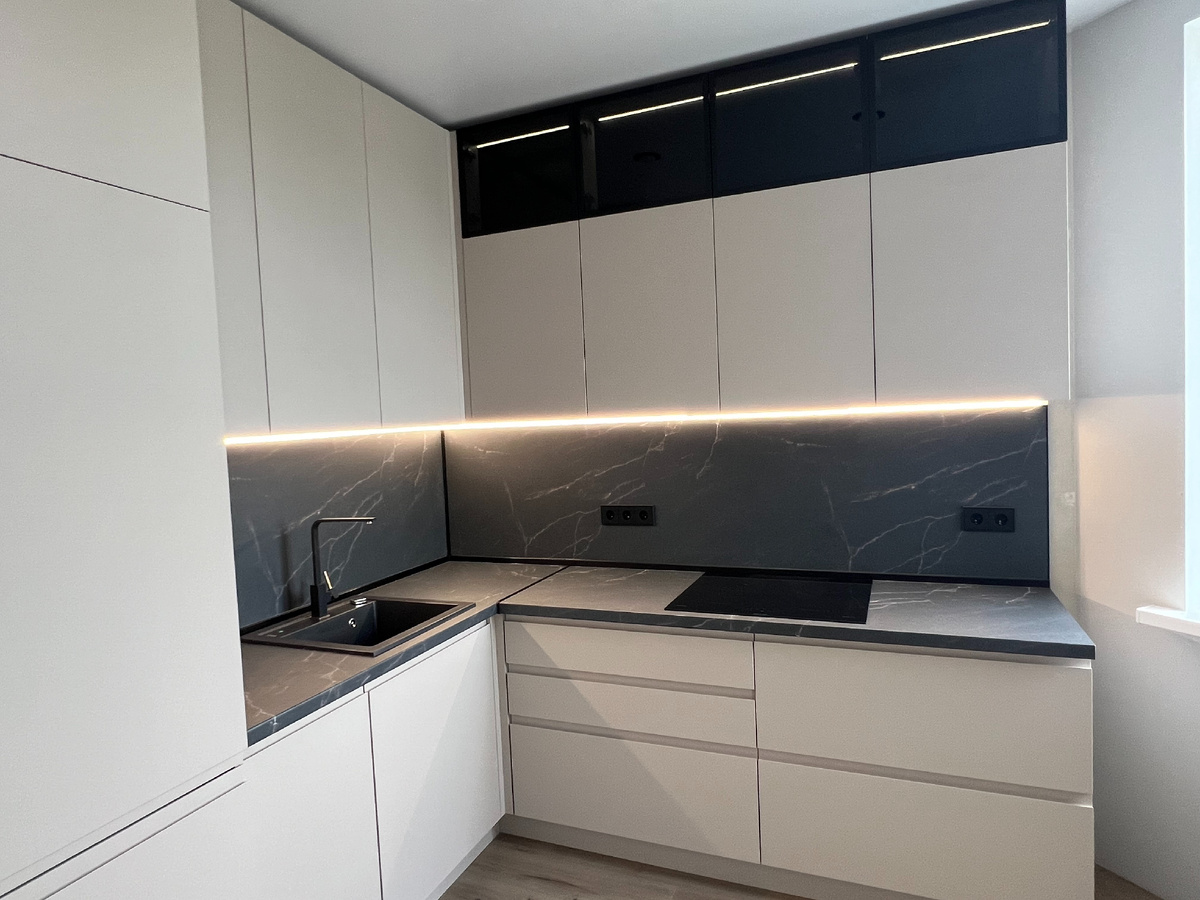 Кухня нашешго производства. Розетки установлены по определенной нами схеме