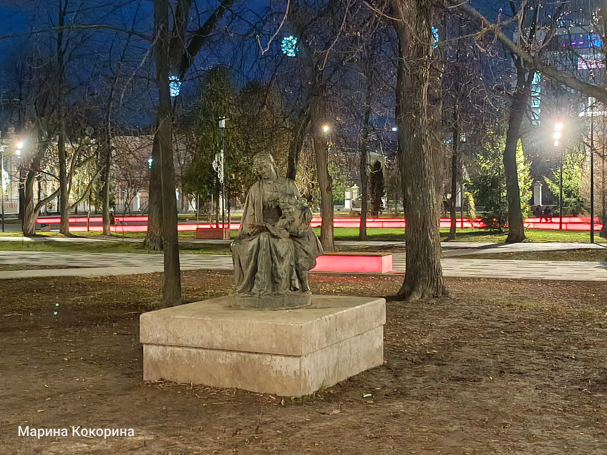 Маленький Володя Ульянов с мамой. В Верхнем городском парке. г. Рязань
