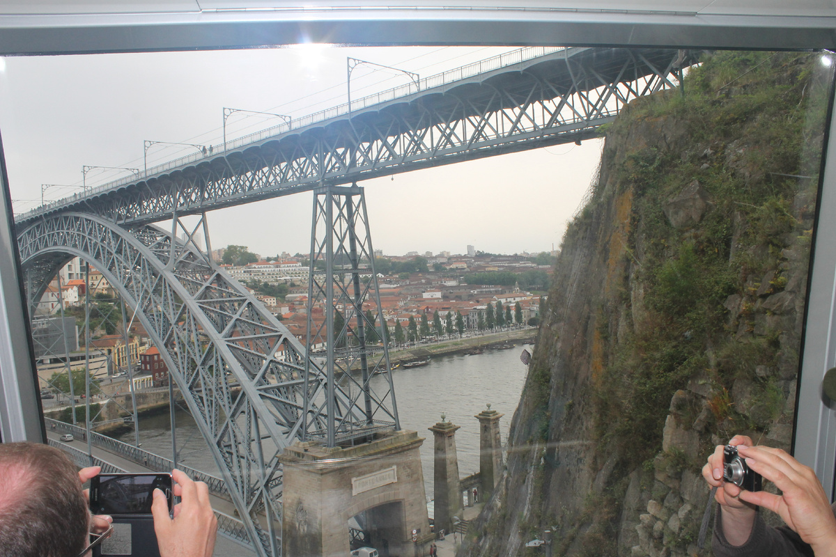 Вид на мост Луиша I из вагончика фуникулера