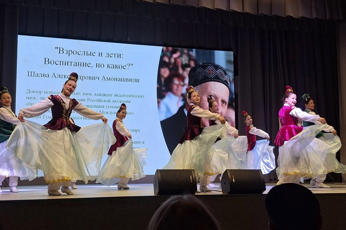    Хореографическая композиция от танцевального коллектива «Личность» Полилингвальной гимназии № 59 «Адымнар-Чаллы». Фото предоставлено авторами статьи