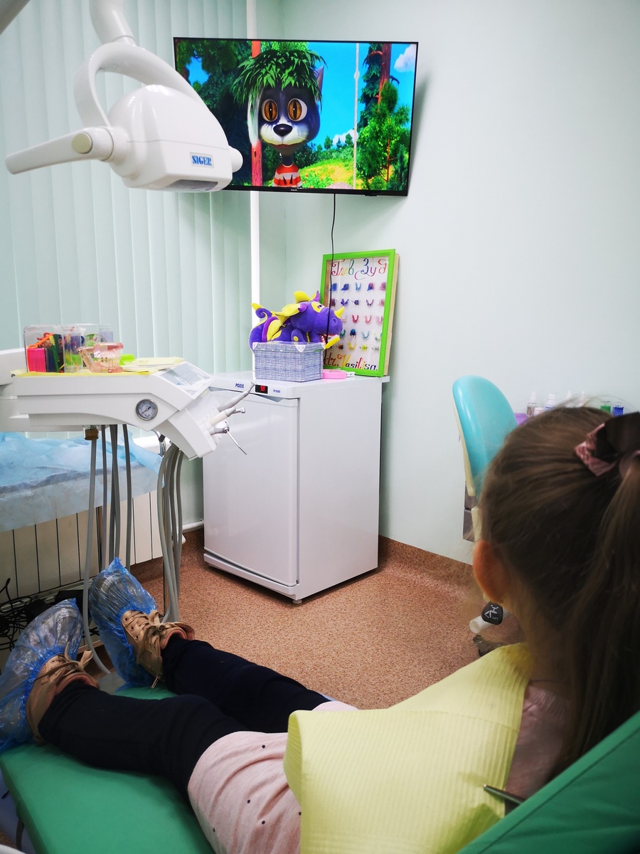 Фото из нашей частной стоматологии. Лечить зубы Адель могла только одна врач🙈 устраивая танцы с бубнами