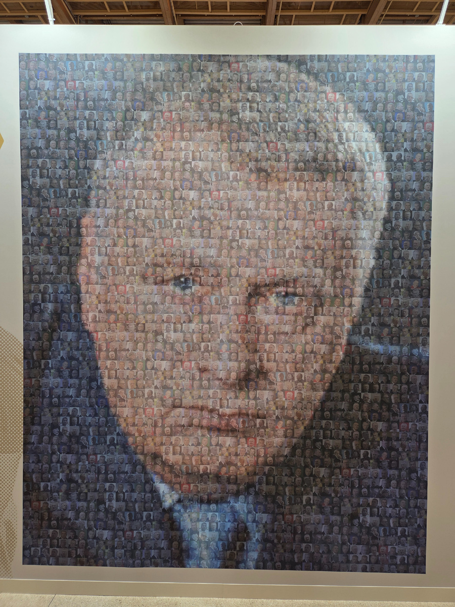 Один из стендов выставки.