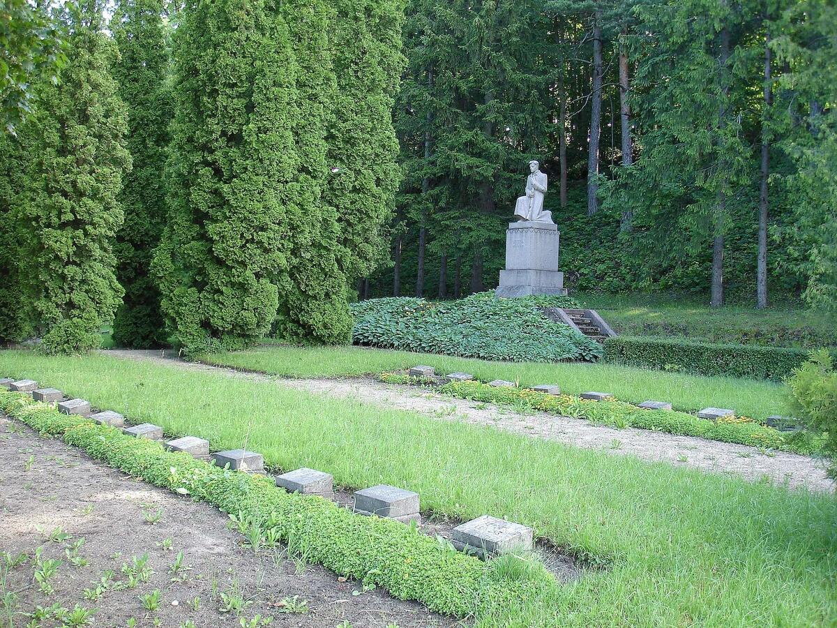 Братские могилы русских и латышских воинов и гражданских лиц – жертв кайзеровского террора в Туккуме возле Лесного кладбища. Фото: Александр Ржавин, 26 июня 2008 года.