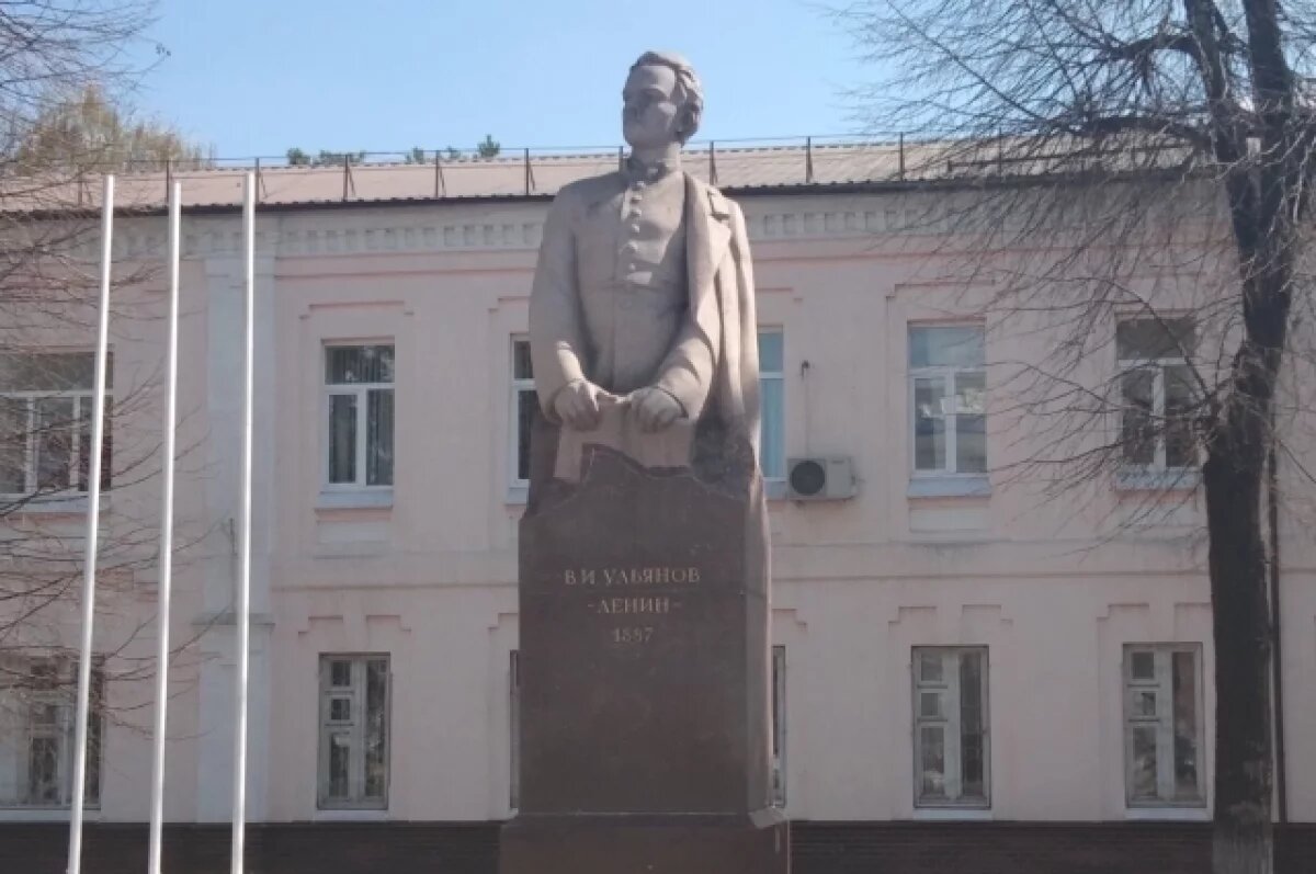    Памятник Владимиру Ульянову-гимназисту в Ульяновске.