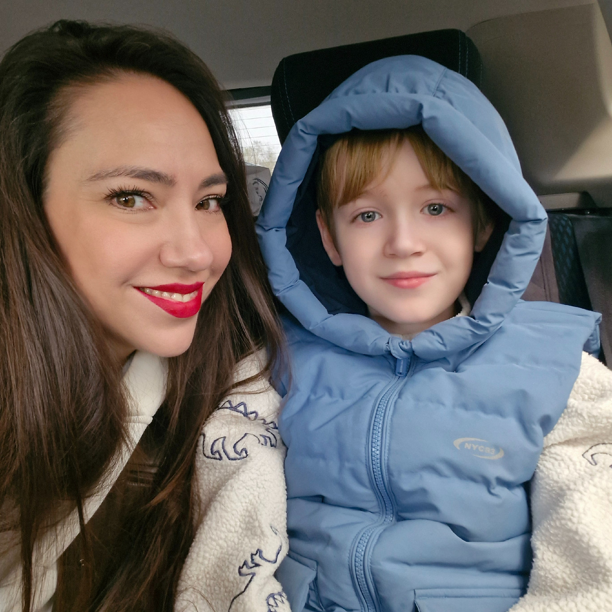 Это мы сегодня утром такие красивые ехали. Мать мандражирует, корзиночка уверена в себе🤣☺️