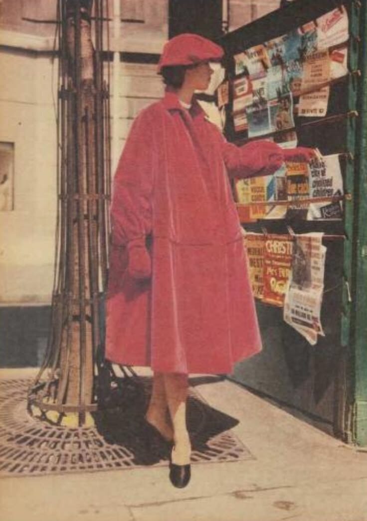 2. Christian Dior AH 1953-1954. "Framboise", manteau en velours rose framboise, chapeau en velours assorti. Photo Alec Murray. Осень-Зима 1953-1954. Комплект "Малина".