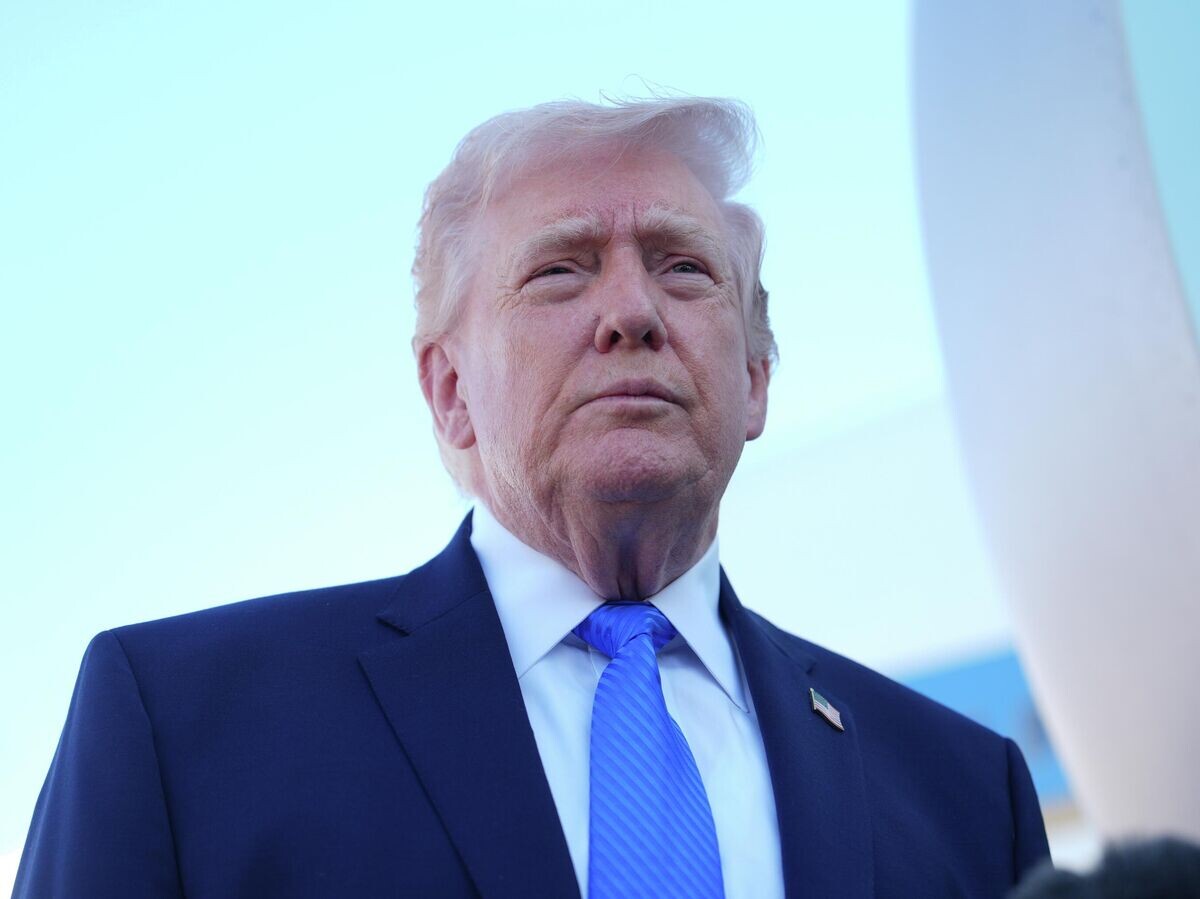    Президент США Дональд Трамп перед вылетом из Уэст-Палм-Бич, Флорида | © AP Photo / Mark Schiefelbein
