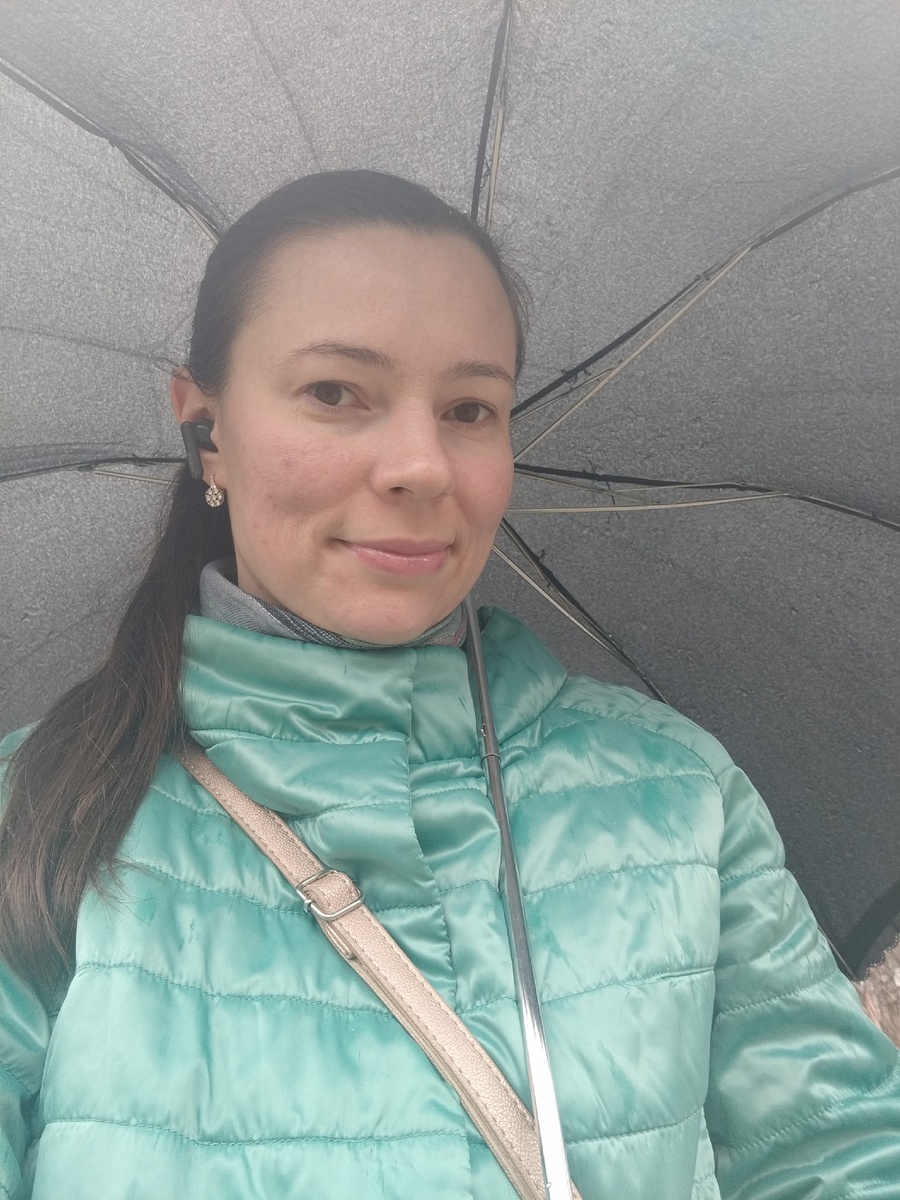 В этот день гуляли под дождем