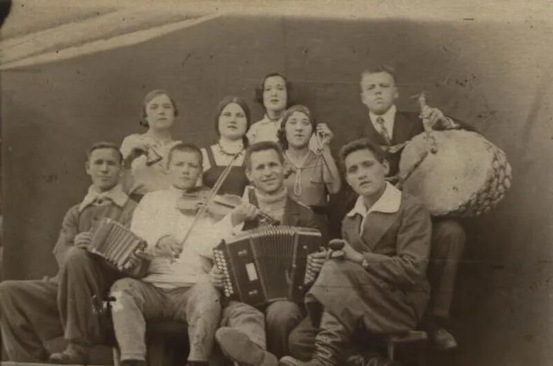 Артисты Михайловского межрайонного колхозного театра, 1930-е года. фото из rg.ru