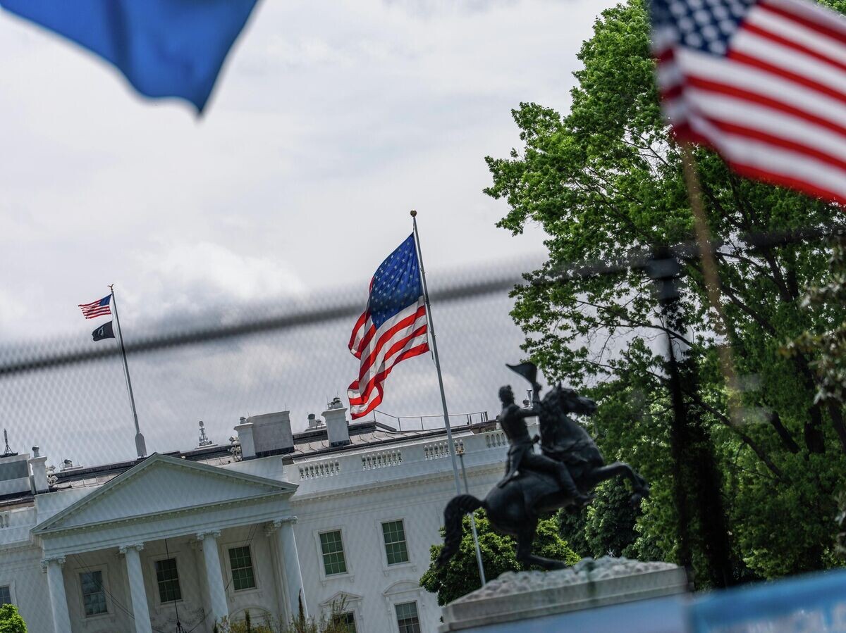    Американские флаги перед Белым домом в Вашингтоне | © AP Photo / Julia Demaree Nikhinson