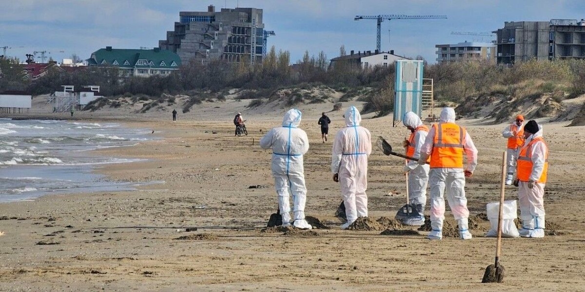 Россияне смогут увидеть редкое космическое явление — полет астероида Апофис. Источник: нейросеть📷
