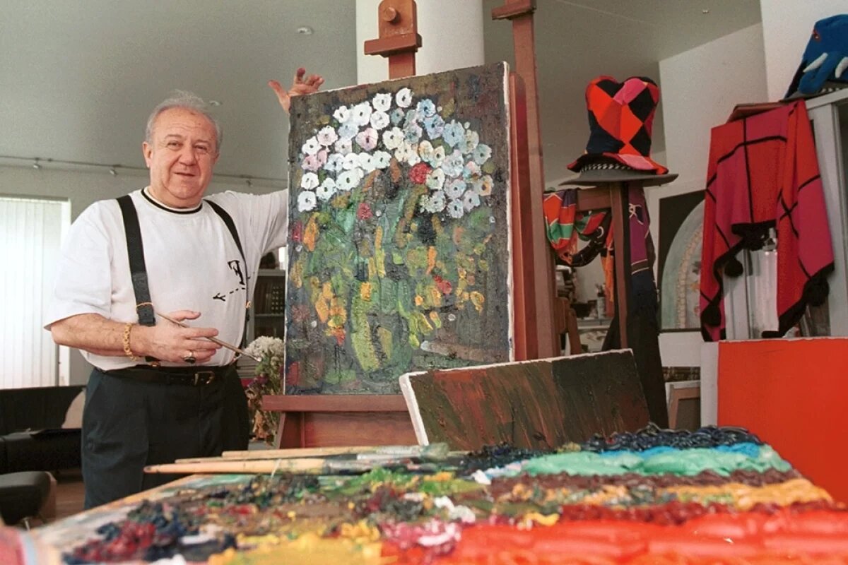    Зураб Церетели в студии на Большой Грузинской возле своей картины.