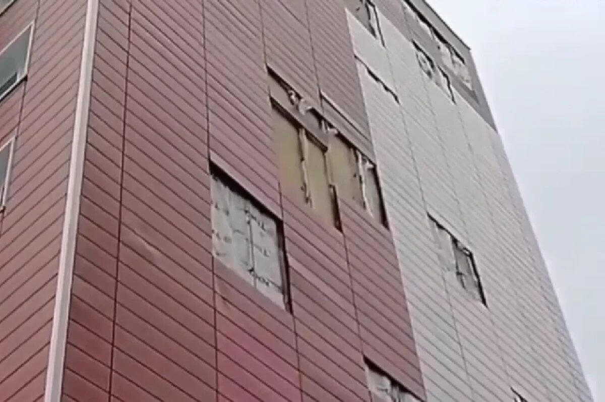    Упавшая обшивка с фасада дома в Петропавловске повредили автомобиль