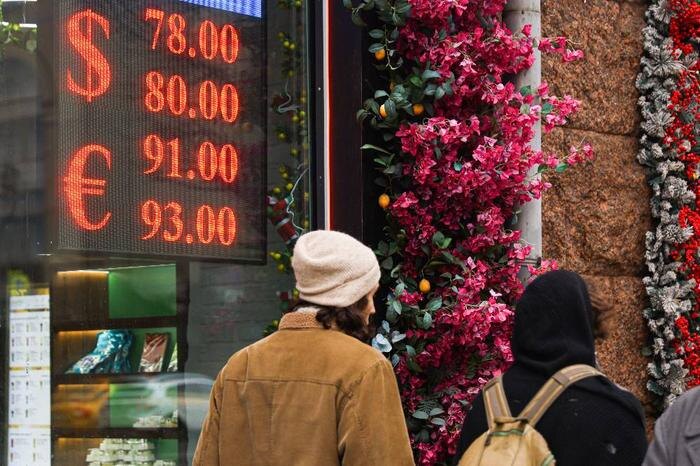 Экономисты сделали прогноз курса доллара на следующую неделю. Обложка © ТАСС / Павел Селезнёв
