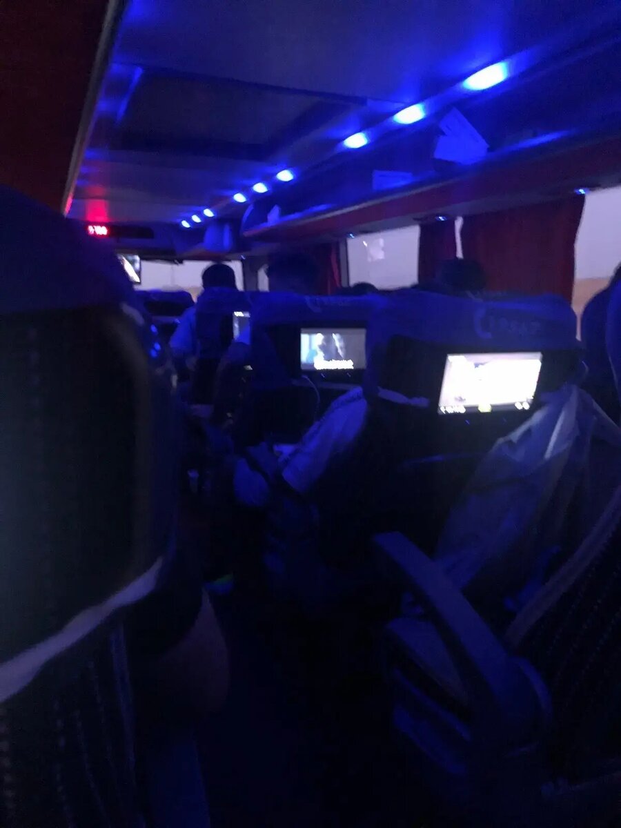 фото в темноте получилось не очень качественно, но общее представление как выглядит салон автобуса элит бизнес есть