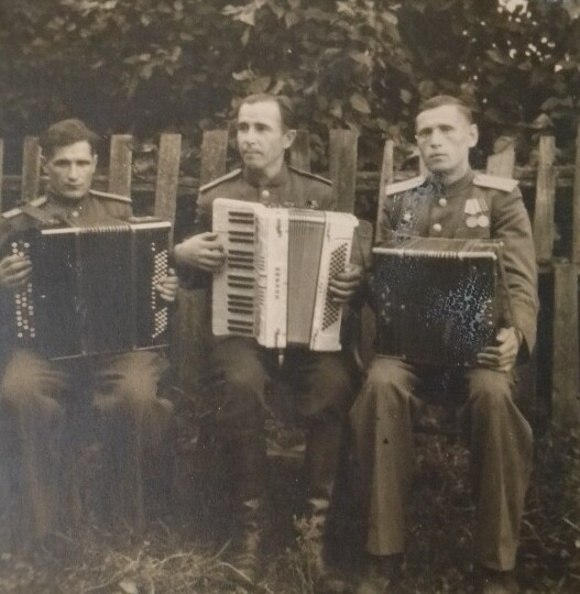 Герои с песнями в душе. Зирган