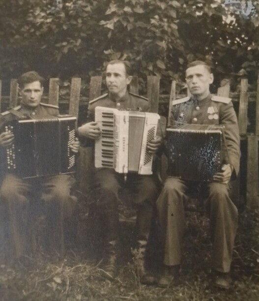 С лева на право сидят Батуллин Федор, Ибатуллин Нурулла, Тамееев Габдулхай. Снято 20 сентября 1947 г. после приезда с армии в с. Зирган. .Фотография, сделанная в этот теплый сентябрьский день, навсегда сохранила мгновение радости и единения.
