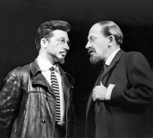 Игорь Кваша (Яков Свердлов) и Евгений Евстигнеев (Анатолий Луначарский) в спектакле театра "Современник" "Большевики"