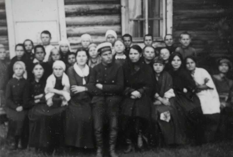 Учителя и учащиеся Зирганской татарской семилетней школы. Ибатуллин Нур Гумерович.