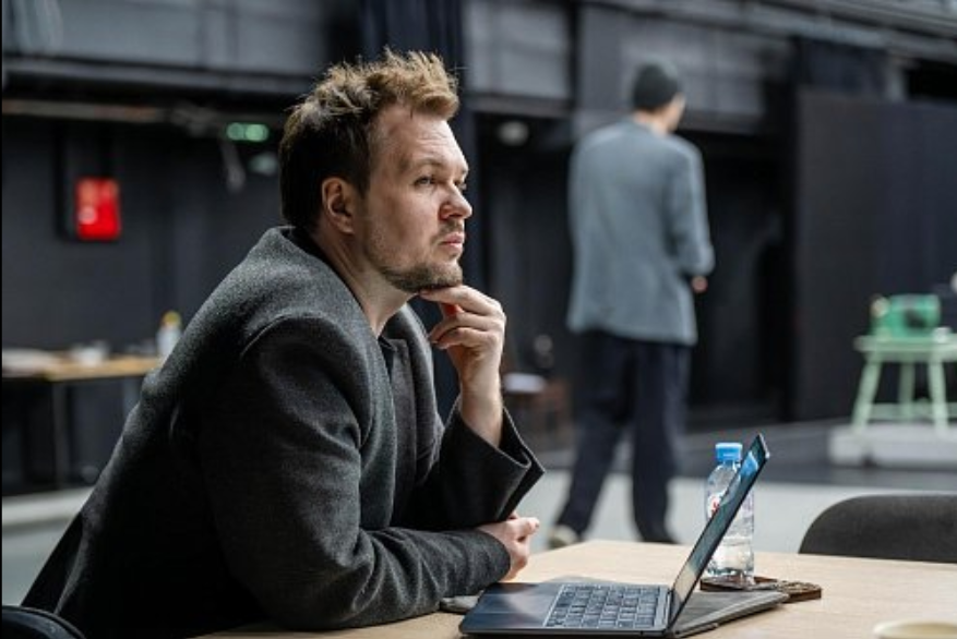 Screenshot. Источник: Гастроли Александринского театра в Москве. Творческая встреча с Никитой Кобелевым - Александринский театр