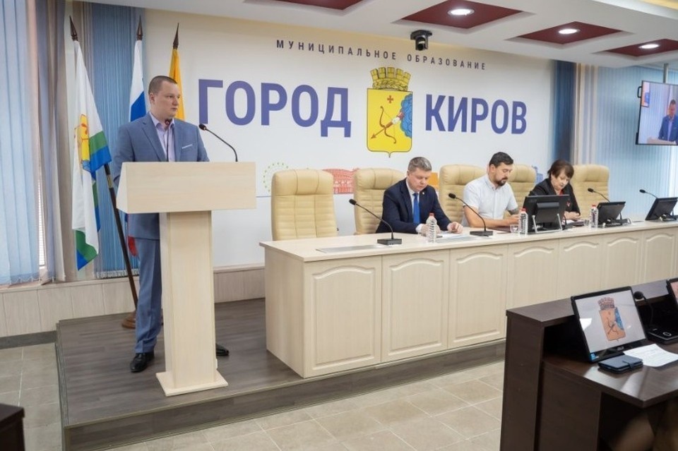    Микрюков (первый слева) и Печенкин (второй слева) не согласились с оправданиями перевозчиков. Фото: администрация Кирова