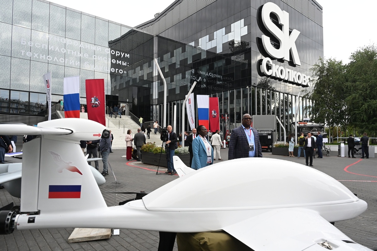     Посетители на выставке международного форума «Беспилотные системы: технологии будущего» в инновационном центре «Сколково». / РИА Новости / Илья Питалев