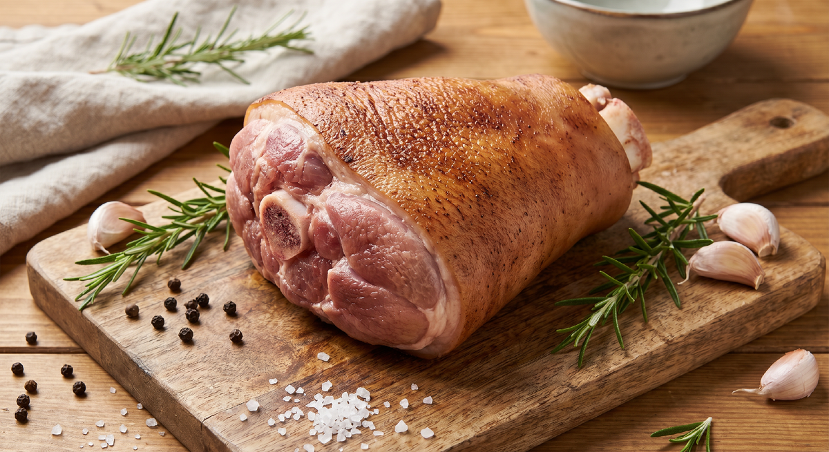 Сырая рулька — это то от чего большинство покупателей отворачивается в магазине. Зря. Внутри этой неприглядной «ноги» — несколько часов работы и блюдо которое гости будут вспоминать. Главное — знать метод