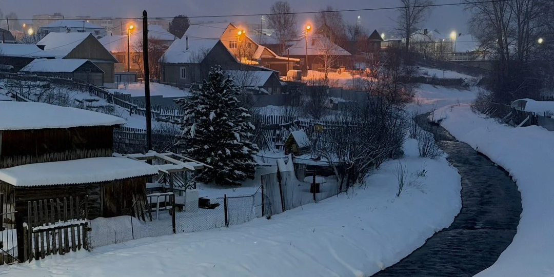 Я уже убрала зимнюю обувь. А зима, видимо, обиделась.