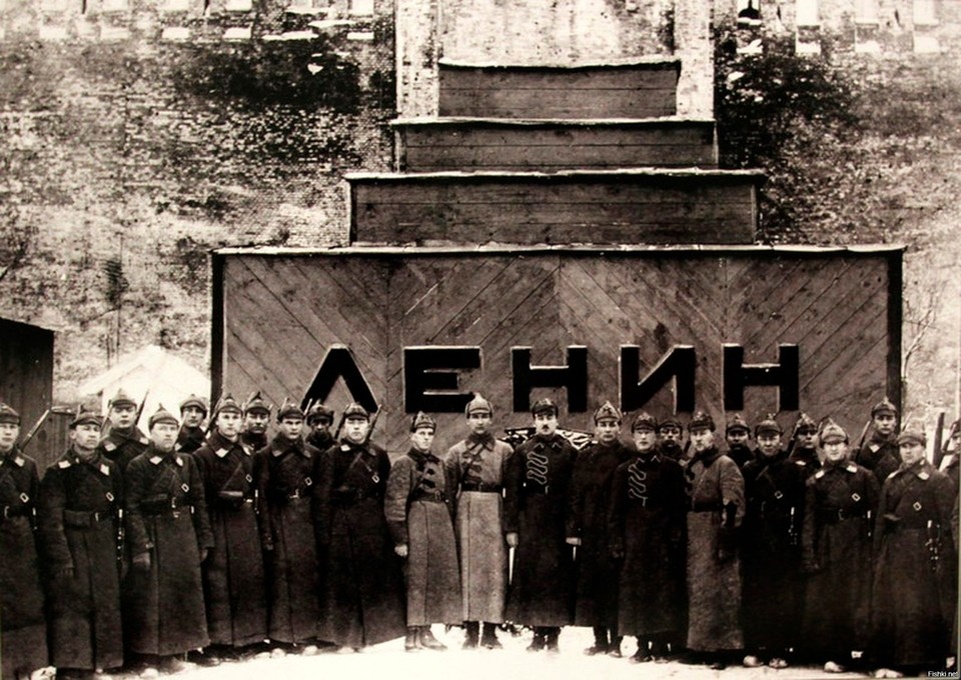    Первый Мавзолей Ленина был деревянный. Тот, который мы знаем - гранитный, - появился только к 30-му году. Фото: en.wikipedia.org