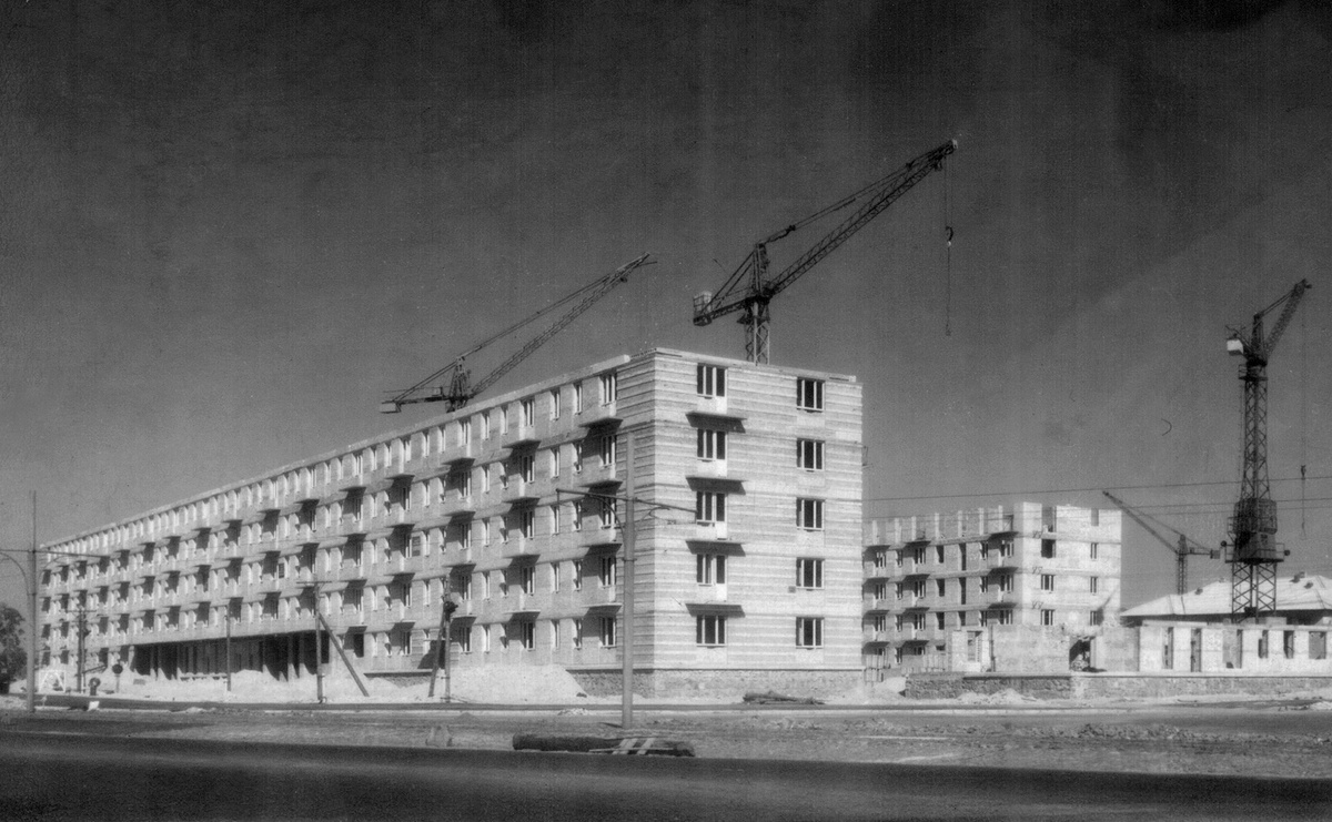Возведение домов серии 1-438 в Киеве. Район Дарница, 1958 год. Фото: ArtemCo