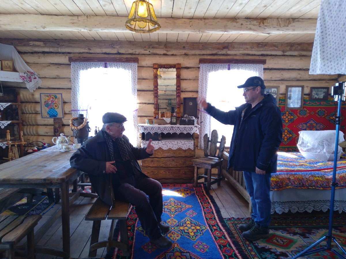 Борис Борисович Травкин и Рафаэль Хайретдинов на съемках в Маслянинском районе. Музей "Изба старателя".  