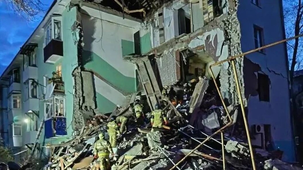    Обрушившейся подъезд в жилом доме в Сызрани. Фото: ТАСС/МЧС России