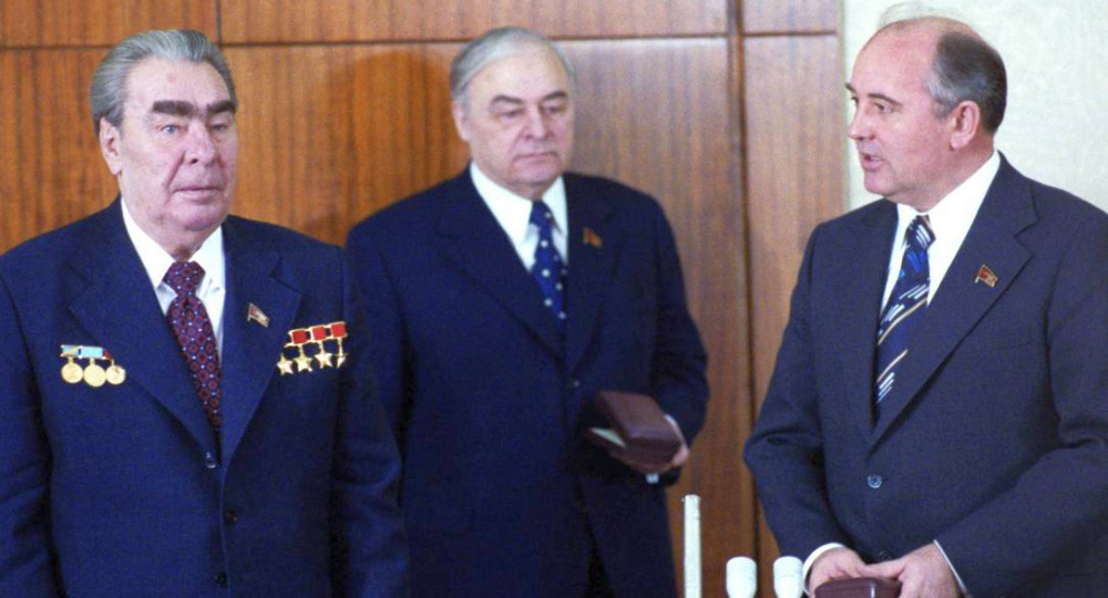 Горбачёв боялся сравнений с Брежневым: почему последний генсек развязал войну с памятью предшественника