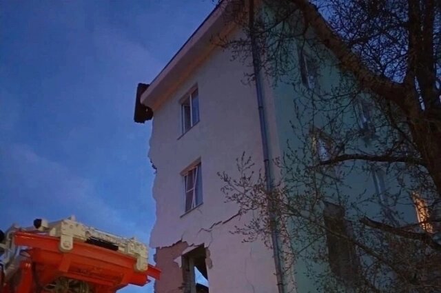    Устояла лишь половина подъезда. Фото: ГУ МЧС по Самарской области