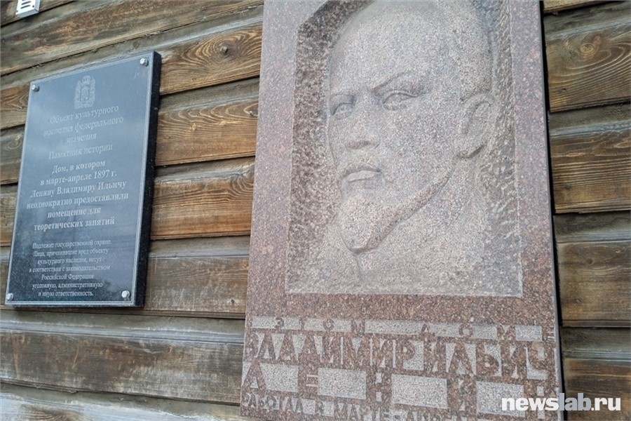 Памятная табличка на доме по ул. Марковского, 27
