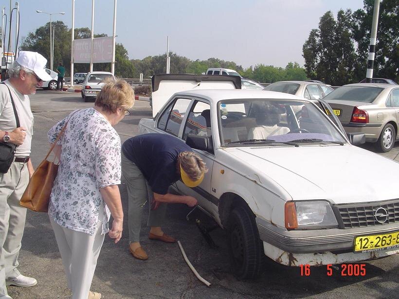Меняю колесо. Моя первая машина, как первая любовь.