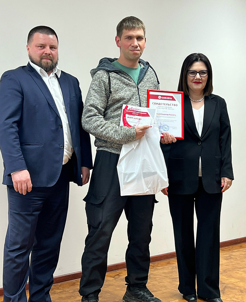 Награды рабочим вручили заместитель директор по производству – начальник цеха 3 А. В. Касимов и директор по персоналу Е. В. Мизева. В центре – В. И. Шухардин