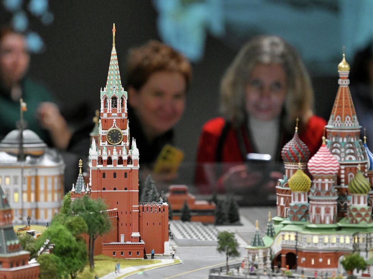    Посетители на открытии интерактивного музея "Шоу-макет Моя Россия" в павильоне № 33 на ВДНХ в Москве | © РИА Новости / Максим Блинов