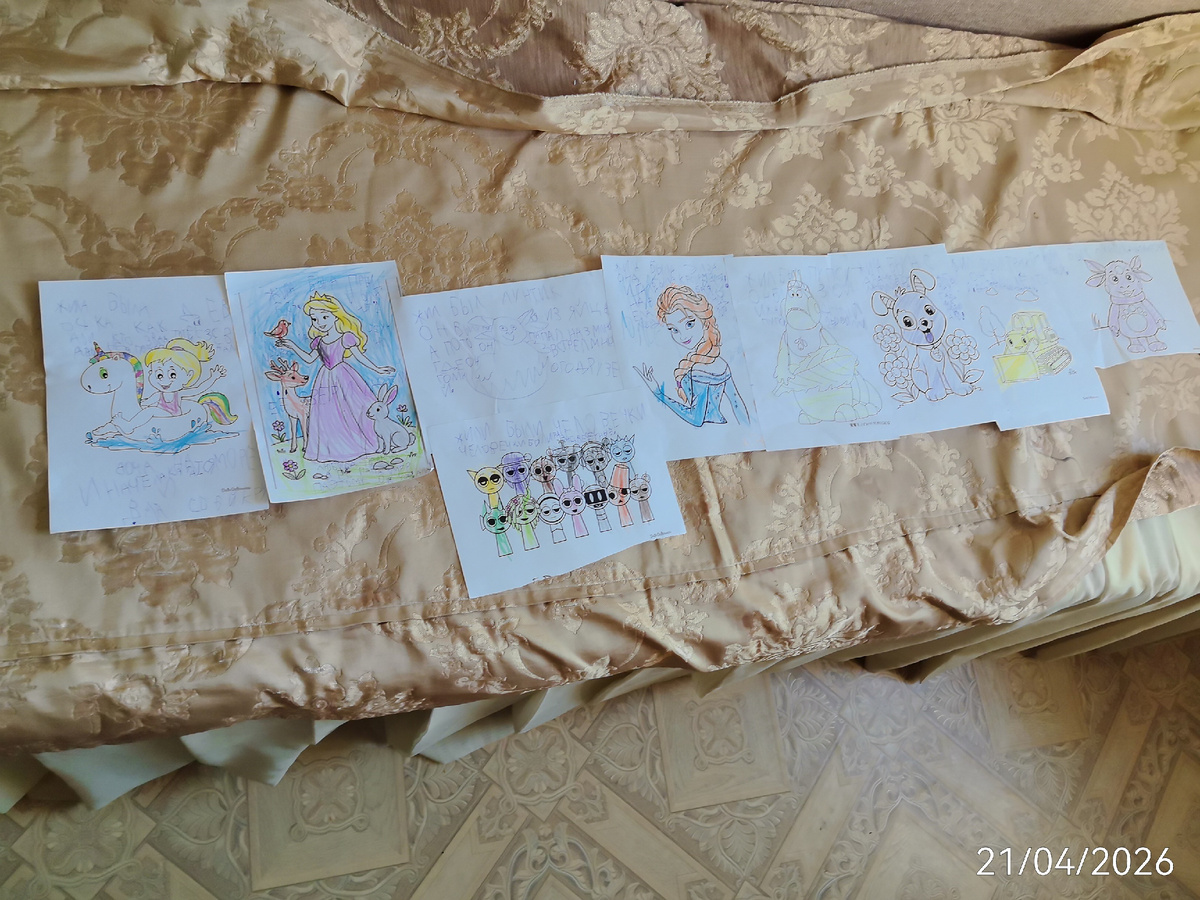 Склеила все рисунки и подписала их