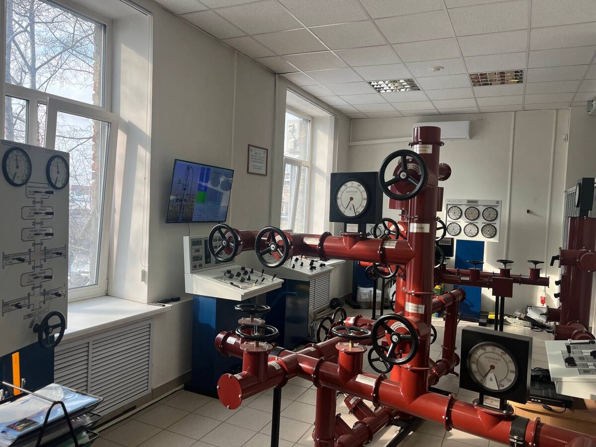 Лаборатория Пермского Политеха с тренажером-имитатором проводки скважин