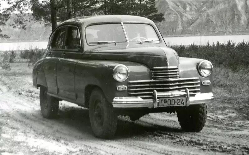 Опытный образец ГАЗ-М72 с решеткой радиатора ГАЗ-М20 и шильдиками с именем Победа на боковинах капота.📷
