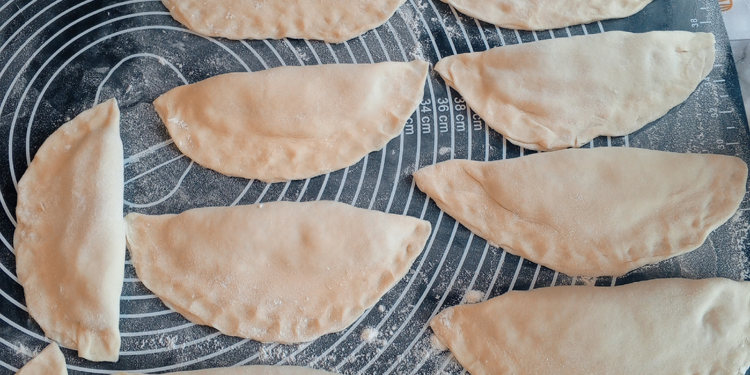 У нас все еще холодно,лежит снег.Ждем весну и тепло!!!